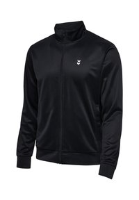 Sort træningsjakke lavet af glat, strækbart materiale. Har en høj krave, fuld lynlås og et lille hvidt logo på brystet.