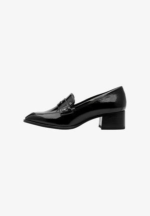 Mocassin femme en cuir verni noir avec petit talon bloc, bout pointu et bride décorative sur le dessus.