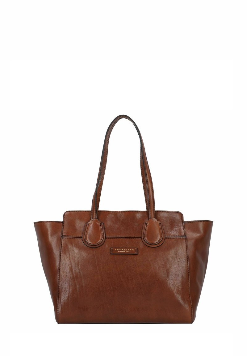 Borsa tote in pelle marrone con due manici superiori, texture liscia, design minimalista e una placca logo metallica sulla parte frontale.