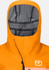 Helle orange wasserdichte Jacke mit einer strukturierten Kapuze; Innenfutter in Grau mit einem karierten Muster. Vorderer Reißverschluss und Logodetail.