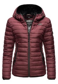 Burgundowa kurtka puchowa z czarnym futrzanym kapturem, charakteryzująca się poziomymi przeszyciami, dwoma przednimi kieszeniami na zamek i markową metką wewnątrz.