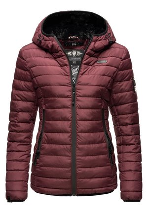 Burgundská péřová bunda s černou kožešinovou kapucí, s horizontálním prošíváním, dvěma předními zipovými kapsami a značkovou vnitřní etiketou.