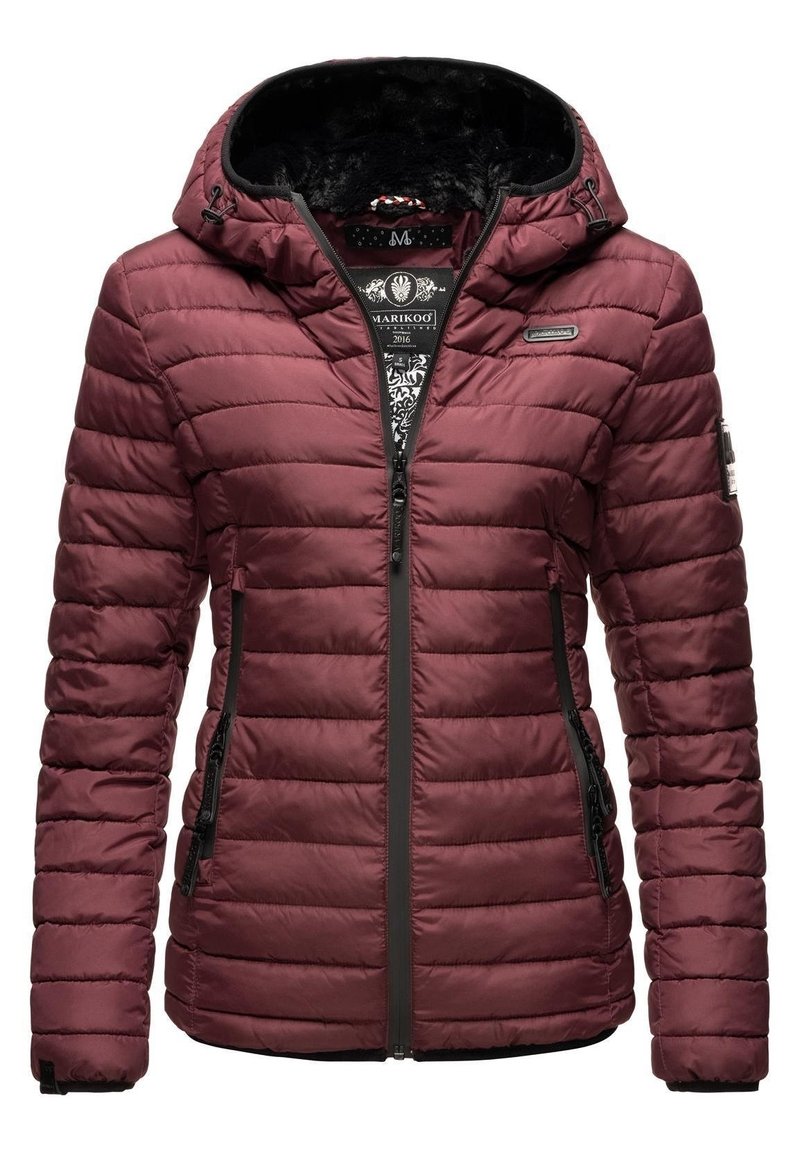 Burgundowa kurtka puchowa z czarnym futrzanym kapturem, charakteryzująca się poziomymi przeszyciami, dwoma przednimi kieszeniami na zamek i markową metką wewnątrz.