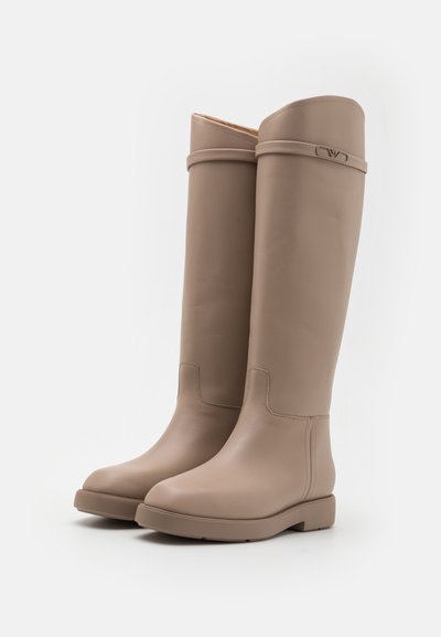Emporio Armani Jahalni škornji - tan