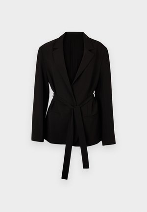 Crni sako sa strukturiranim dizajnom, s rever kragnom, dugim rukavima i remenom na struku. Uključena su dva prednja džepa.