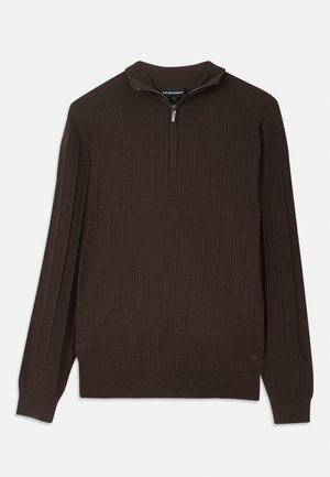 Suéter de punto marrón con un cuello de media cremallera. Presenta un patrón texturizado con cuadrados elevados. Mangas largas y un dobladillo recto.