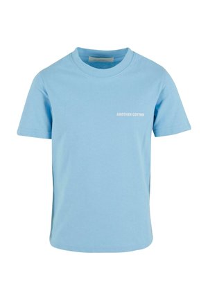 Lichtblauw katoenen T-shirt met korte mouwen, ronde halslijn en kleine witte tekst "ANOTHER COTTON" op de voorkant. Gladde textuur.