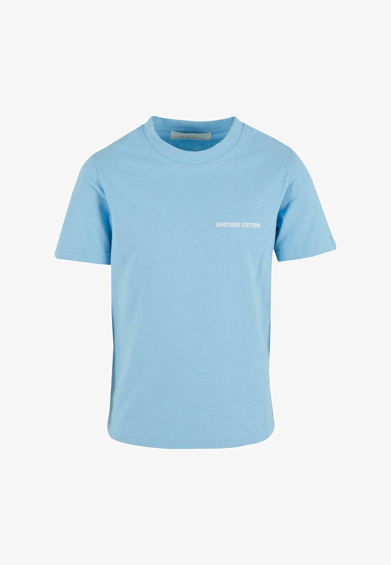 Svetlo modra bombažna majica s kratkimi rokavi, okroglim izrezom in majhnim belim napisom "ANOTHER COTTON" na sprednji strani. Gladka tekstura.