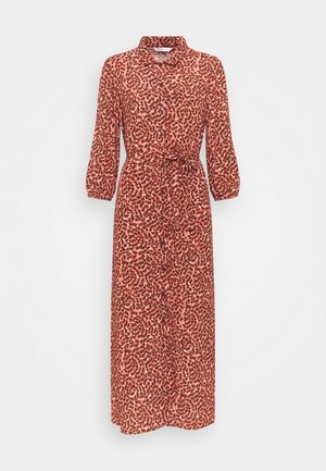 Abito lungo maxi con maniche lunghe, collo, bottoni frontali, cintura in vita e motivo a vortice astratto rosso su sfondo chiaro.