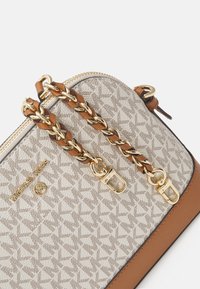 MICHAEL Michael Kors JET CHARM DOME - Taška cez plece - vanilla/acorn