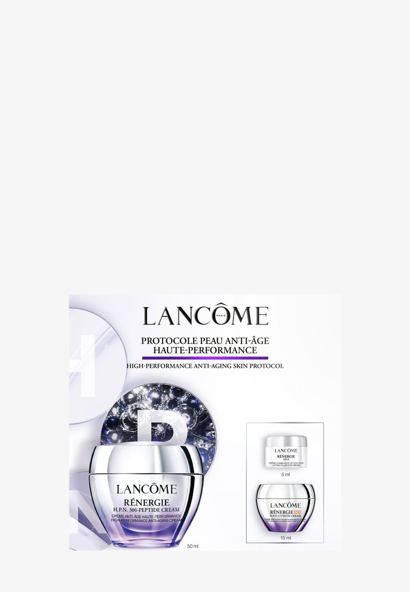 Ensemble de soins anti-âge Lancôme Rénergie comprenant une crème aux peptides de 50 ml, une crème de jour SPF 50 de 15 ml et une crème contour des yeux liftante de 5 ml sur fond blanc.