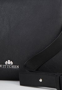 Borsa a tracolla nera in pelle con finitura testurizzata, dotata di un dettaglio logo in argento e di una tracolla piatta e regolabile. Design semplice, forma classica.