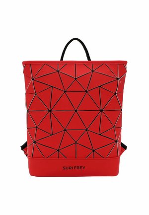 Rucksack aus rotem, synthetischem Material mit einem Muster aus schwarzen, dreieckigen Linien, ausgestattet mit einem oberen Griff und verstellbaren Schultergurten.