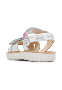 Sandal in metallo argento con accenti floreali, design aperto, tomaia sintetica e suola bianca testurizzata per comfort e stabilità.