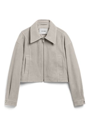 Geknipte grijze suède jacket met een brede kraag, ritssluiting aan de voorkant en zijzakken. Kenmerken zijn platte naden en knoopmanchetten.