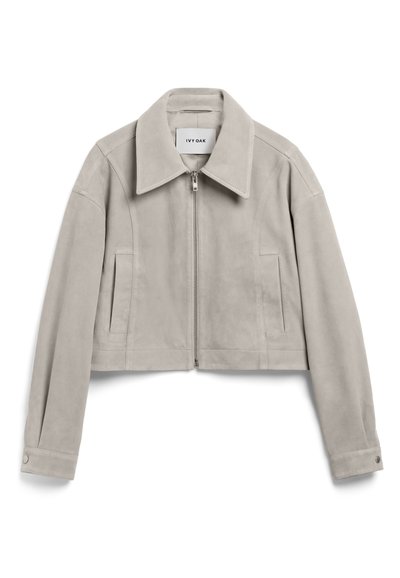 Geknipte grijze suède jacket met een brede kraag, ritssluiting aan de voorkant en zijzakken. Kenmerken zijn platte naden en knoopmanchetten.