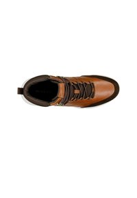 Scarpa in pelle marrone a metà altezza con pannelli in rete, lacci marrone scuro e suola in gomma. Presenta un collo imbottito e un logo sulla soletta.