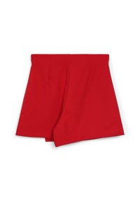 Shorts rouges au design ajusté, featuring une texture lisse, une taille haute et une coupe asymétrique unique. Aucun matériel visible ni motifs.