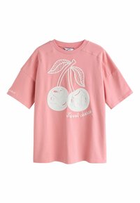 Roza bombažna majica s kratkimi rokavi, na kateri je bela vezenina češenj z zelenimi listi in napisom "Sladka češnja."