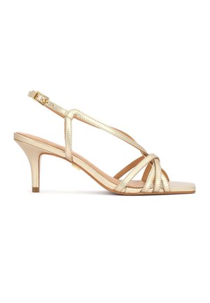 Dámská zlatá sandála s pásky, nízkým podpatkem, otevřenou špičkou a páskem na přezku kolem kotníku, zobrazená z boku na bílém pozadí.