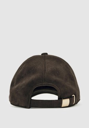 Tamsiai ruda zomšos beisbolo kepuraitė su išlenktu kraštu ir reguliuojamu dirželiu. Ant dirželio yra metalinė detalė, o viršuje – neišsiskirianti saga.