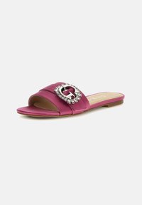 Sandalo scivoloso in satin rosa con una fascia larga, caratterizzato da una grande fibbia in argento decorata con strass e una suola bassa e piatta.