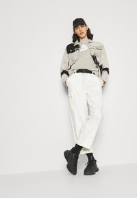 Nike Sportswear M NSW MODERN CRW FLC HBR - Camisola - stone/white