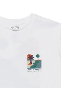 Biała koszulka z małą grafiką palmy, słońca, rzeki oraz napisem "Billabong Adventure Division" na klatce piersiowej.