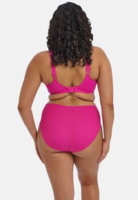 Fuchsiový bikiny set s texturovanými vysokými kalhotkami a nastavitelnými ramínky na podprsence, vyrobený z hladkého, pružného materiálu.