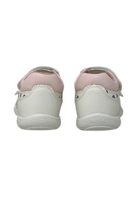 Scarpe Geox bianche e rosa con una finitura in pelle liscia, cinturini in Velcro e accenti decorativi viola e blu sul tallone.