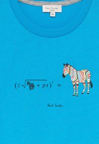 Niebieska koszulka bawełniana z grafiką matematycznego równania, czarno-białą zebras oraz ilustracją zebry w wielokolorowe paski.