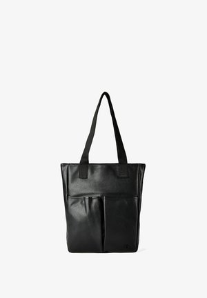 Borsa tote in pelle nera con due tasche frontali e lunghi manici a tracolla su sfondo bianco.
