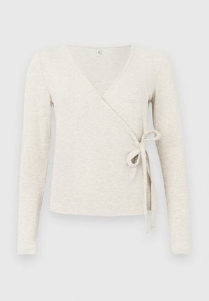 Beige langærmet indpakningsbluse lavet af blødt stof, med V-hals og en bindelukning i taljen. Glat tekstur og minimalistisk design.