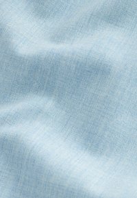 Világoskék szövet sima textúrával, finom szőtt mintával és puha eséssel, ruházathoz vagy textilekhez alkalmas.
