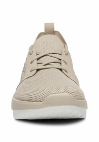 Beżowe sneakersy z siateczkową cholewką, sznurówkami, wzmocnionymi oczkami i białą gumową podeszwą. Posiadają teksturowane wykończenie oraz pętelkę na pięcie.