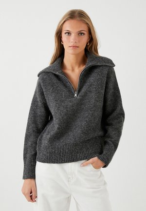 Maglione grigio a maglia con collo alto, chiusura a mezza zip e orlo a coste; realizzato in un morbido tessuto testurizzato. Adatto per l'abbigliamento casual.