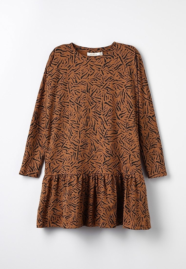 Robe marron à manches longues avec un motif abstrait de rayures de tigre noires et un ourlet à volants froncés, posée à plat sur un fond blanc.