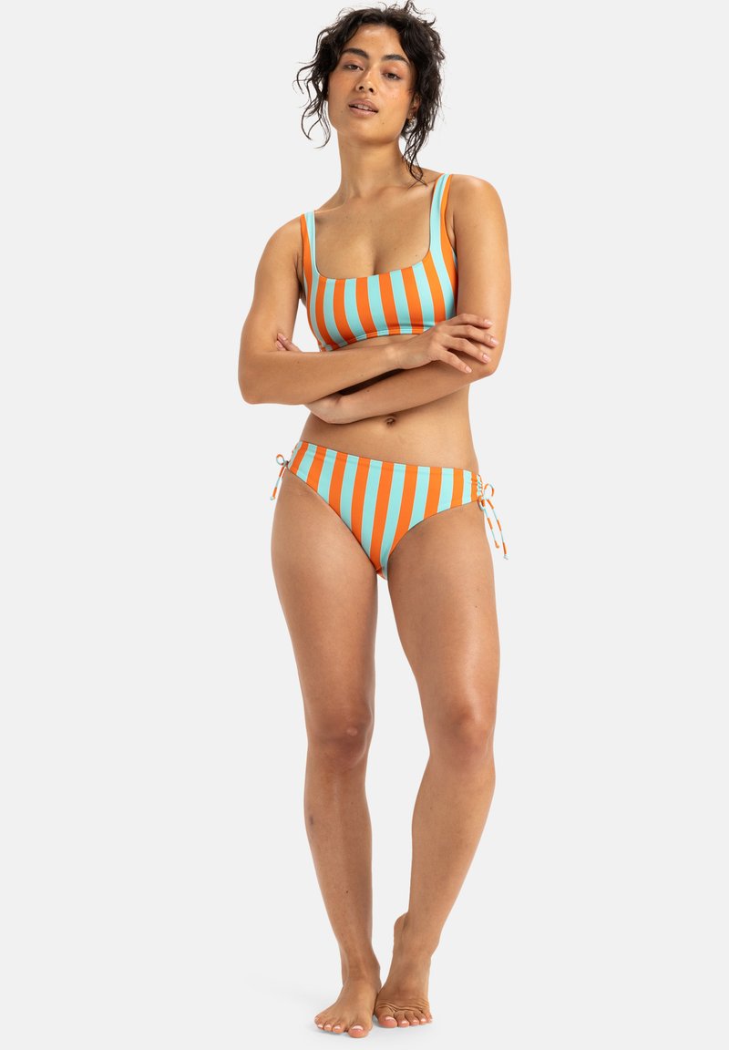 Bikini-Set mit orange-blauen vertikalen Streifen. Das Oberteil hat einen quadratischen Ausschnitt, und das Unterteil besitzt verstellbare seitliche Bindebänder. Glatte Stofftextur.