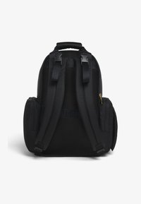 Juoda kuprinė su paminkštintomis reguliuojamomis petnešomis, tinkliniu nugaros paneliu, šoninėmis kišenėmis ir auksinio užtrauktuko akcentu gale.