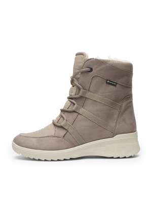 Botte d'hiver taupe mi-mollet avec lacets, étiquette Gore-Tex, doublure intérieure rembourrée, et semelle en caoutchouc texturée blanc cassé pour une utilisation extérieure.