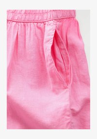 Unselected, fluro pink