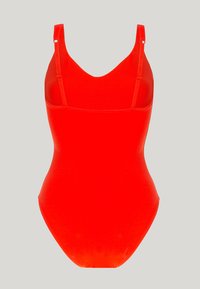 Ljus röd baddräkt i ett stycke med justerbara axelremmar och en djup V-ringning mot en enkel ljusgrå bakgrund.