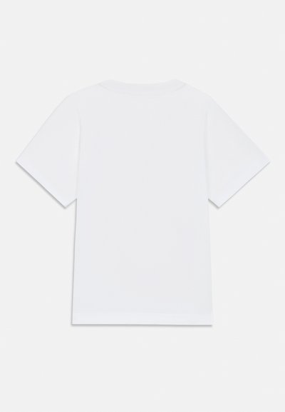 Λευκό βαμβακερό μπλουζάκι με κοντά μανίκια, στρογγυλή λαιμόκοψη και απλό σχέδιο. Λείο υλικό, χωρίς μοτίβα ή διακοσμητικά στοιχεία.