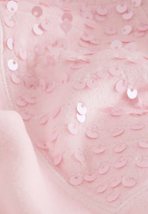 Pinker Stoff mit weicher Textur, bedeckt mit kreisförmigen Pailletten in verschiedenen Rosatönen. Die Pailletten sind gleichmäßig über die Oberfläche verteilt.