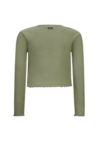 Khaki-grüner, kurzer, langärmeliger Oberteil, gerippte Textur, roher Saum, keine sichtbare Markenkennzeichnung außer einem kleinen Etikett am hinteren Kragen.