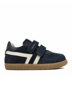 Granatowy zamszowy dziecięcy sneaker z beżowymi paskami po bokach, brązową gumową podeszwą i dwoma paskami na rzepy do zapinania.