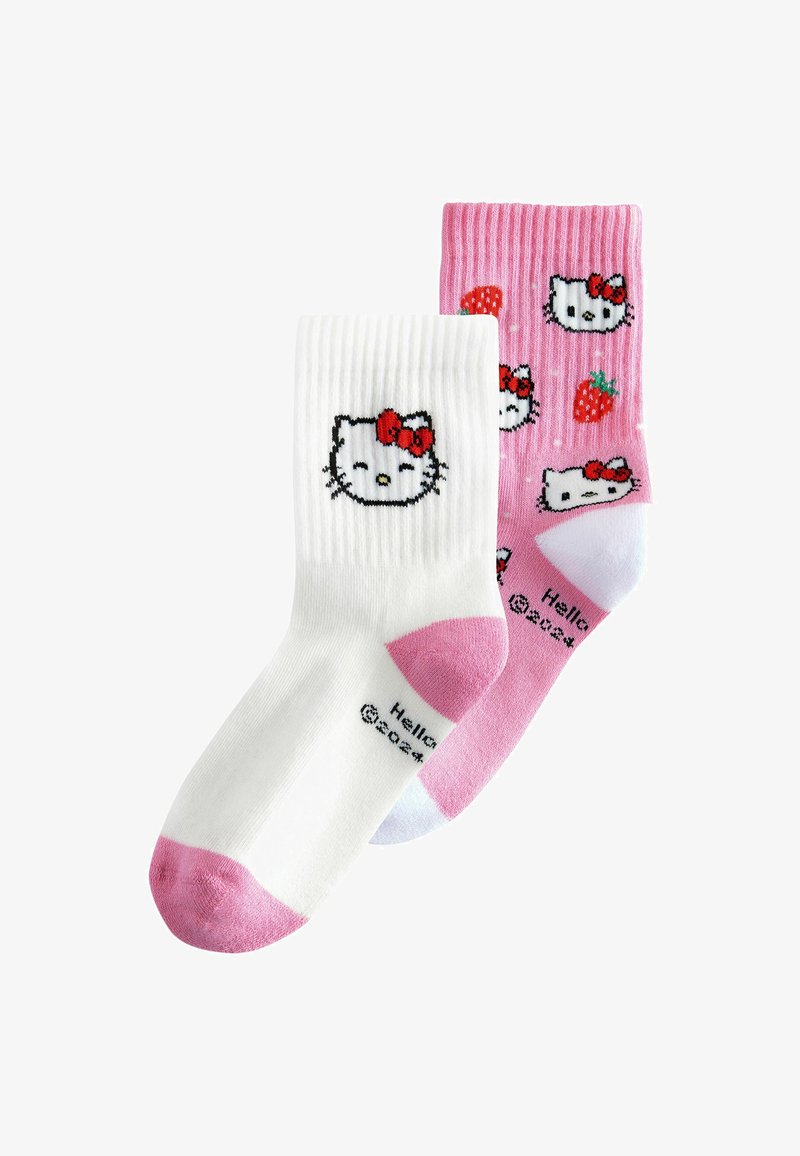 Een paar enkelsokken met Hello Kitty gezichten; één witte met één gezicht, één roze met meerdere gezichten en aardbeien.