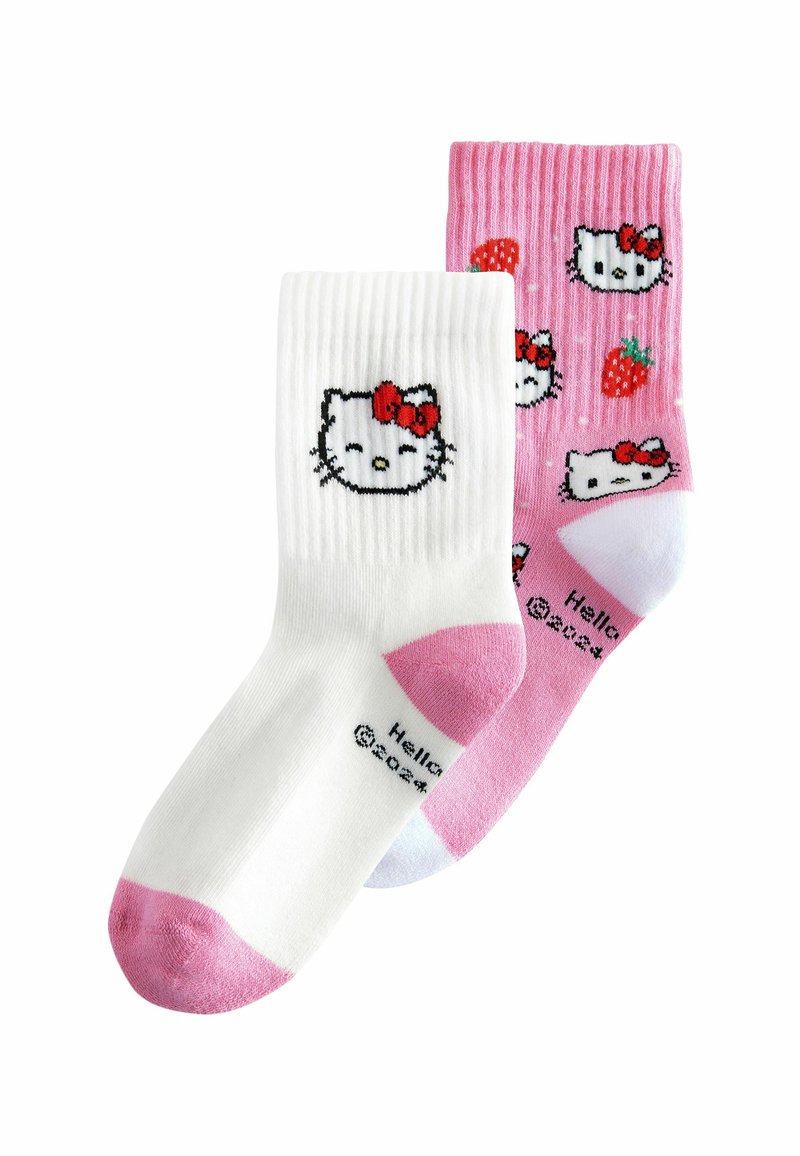 Chaussettes côtelées blanches et roses avec des motifs Hello Kitty ; la chaussette blanche a le logo, la chaussette rose présente des fraises et des logos en haut.