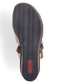 Sandalo marrone con suola in gomma nera testurizzata con motivi ondulati e logo "Rieker" rosso. Materiale superiore in suede beige con fibbia.