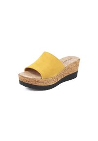 Sandali con tacco a cuneo in suede giallo, con una piattaforma in sughero, caratterizzati da un design aperto sulla punta e una suola in gomma nera.